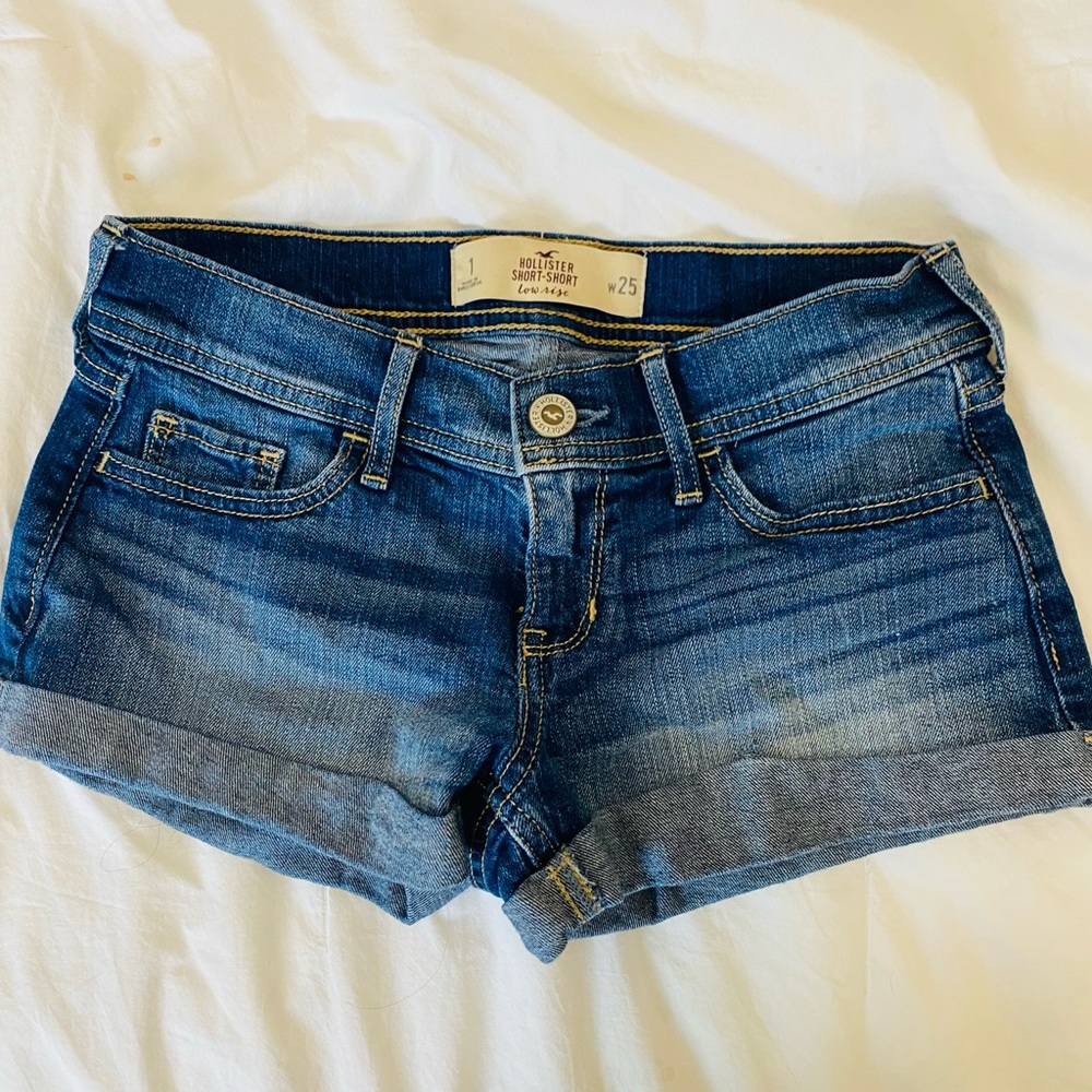 Hollister medium to dark wash, short -short low rise jean shorts size 1 W25